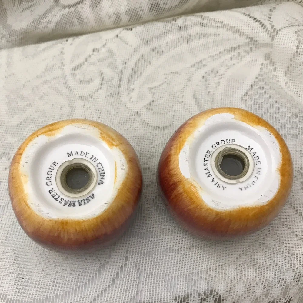 Ceramic Apple Salt and Pepper Shakers,‎ Apple Shaped Fruit Kitchen Decoration - Picture 3 of 6